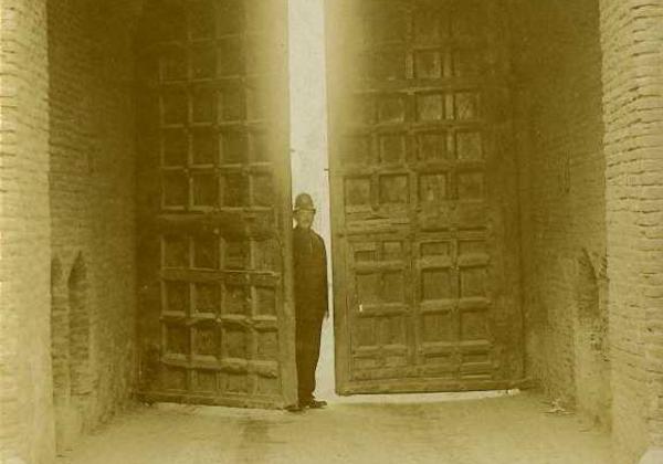 North Bar Gates closed (with PC Jones), Beverley, East Yorkshire, c.1900